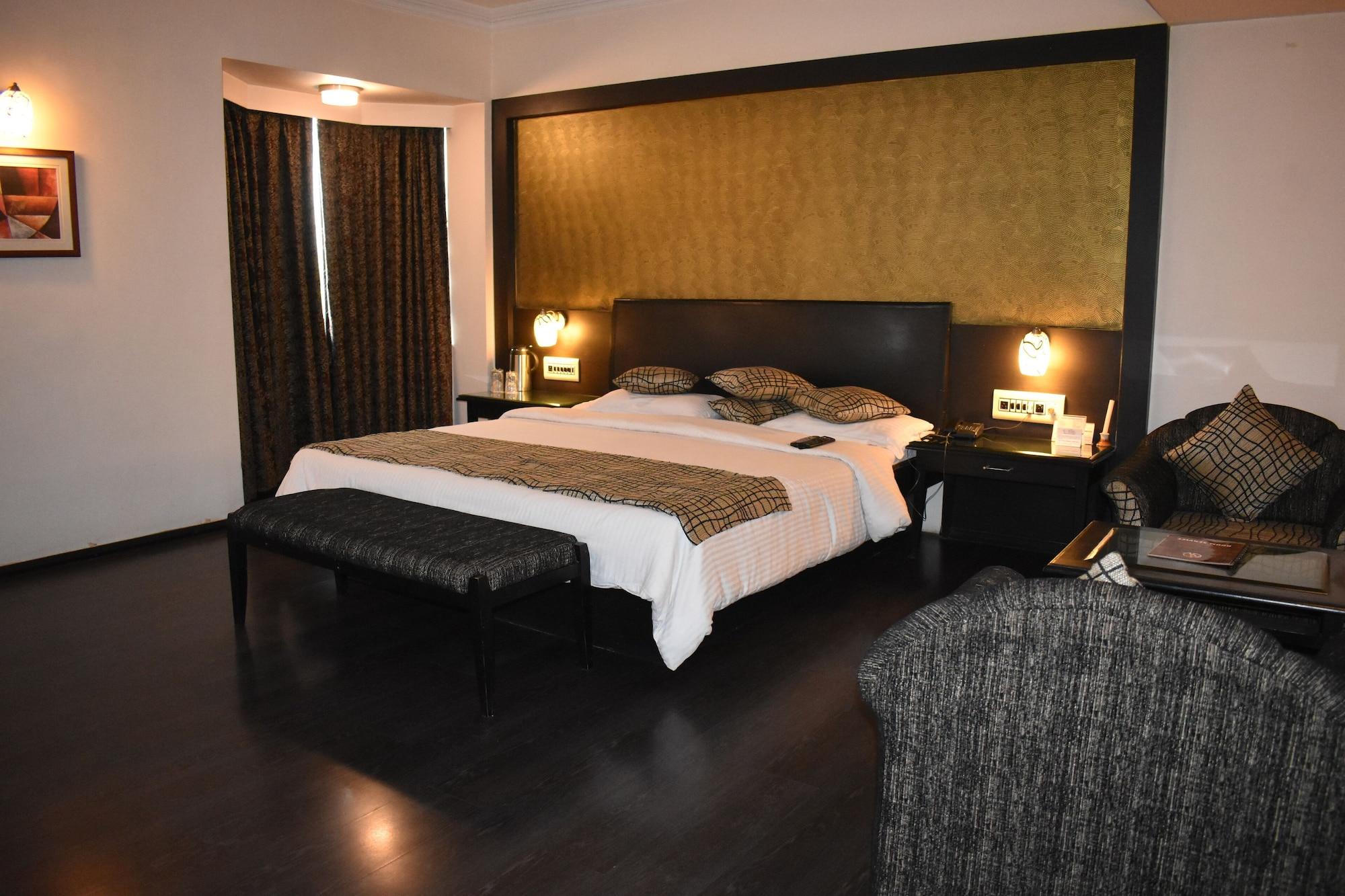 Hotel Royal Highness Ahmedabad Buitenkant foto