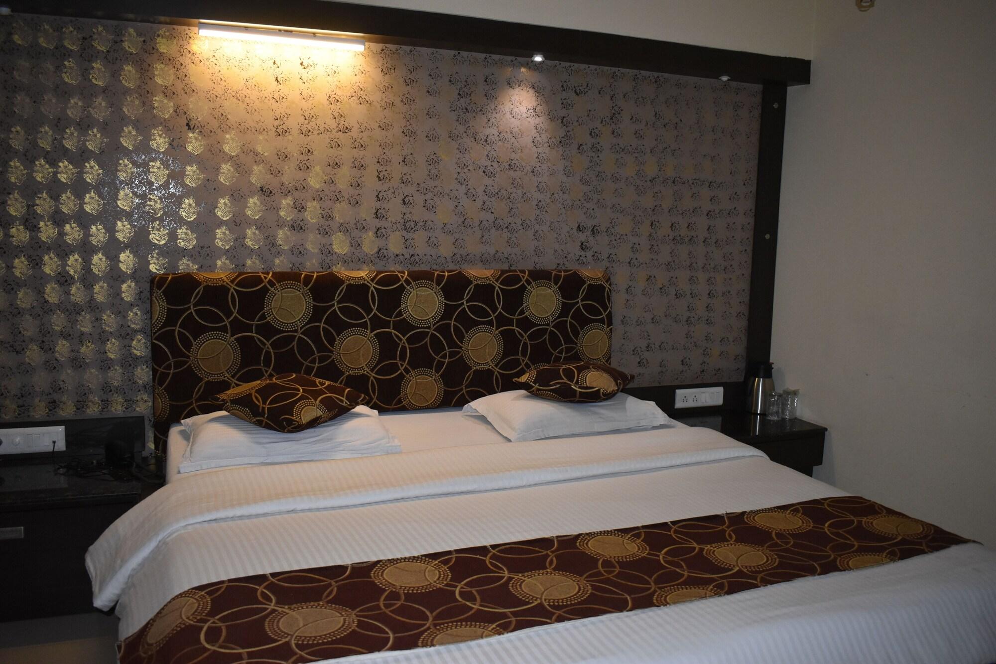 Hotel Royal Highness Ahmedabad Buitenkant foto