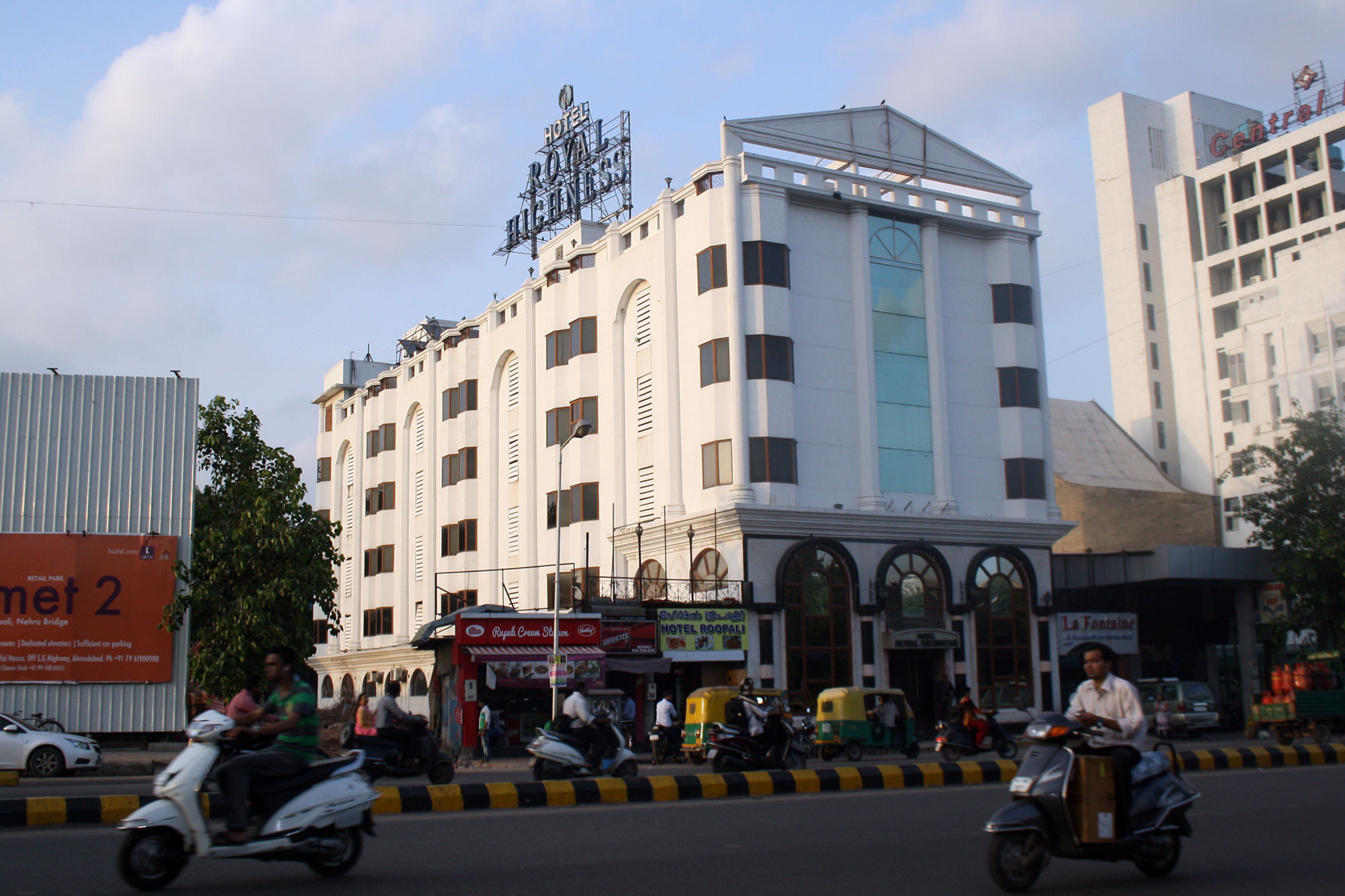 Hotel Royal Highness Ahmedabad Buitenkant foto