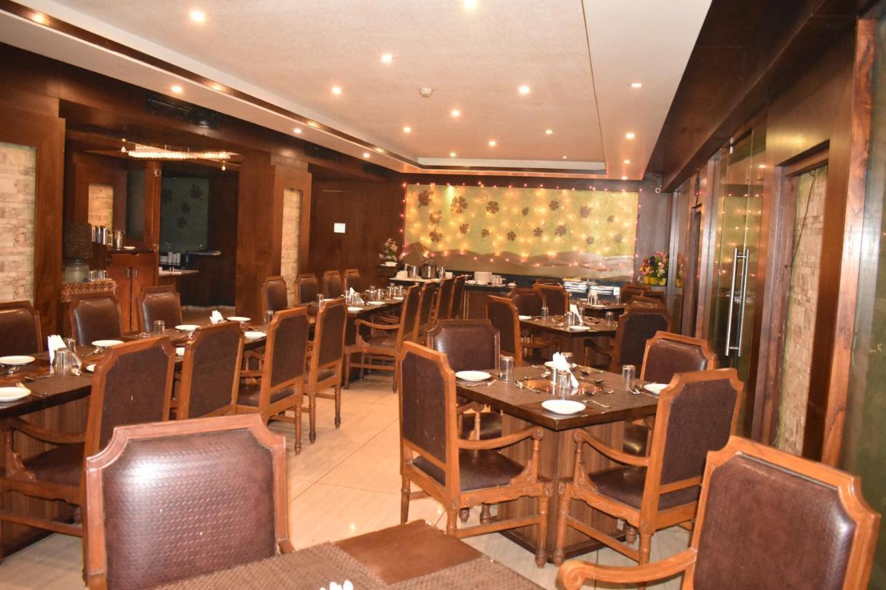 Hotel Royal Highness Ahmedabad Buitenkant foto
